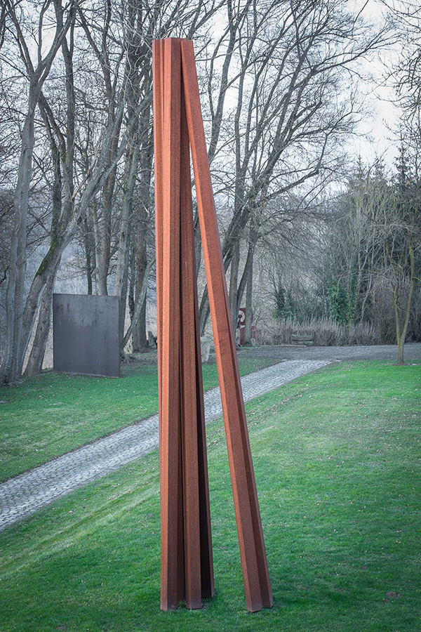 9 lignes obliques : l’élan monumental de Bernar Venet