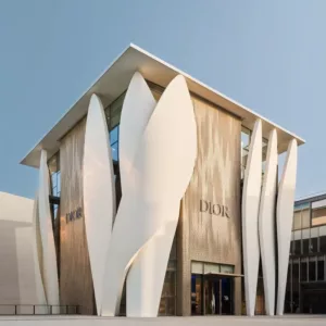 Des pétales monumentales pour habiller le nouvel espace de vente de Dior à Pékin