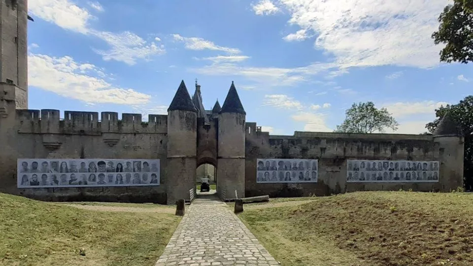 Remparts du Donjon illustrées des portraits des Valoisiens